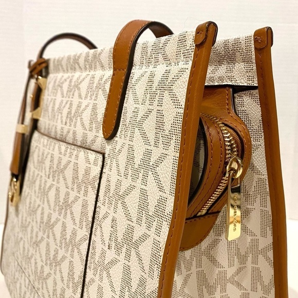 LIKE NEW - Michael Kors Darien Travel Tote Vanilla Acorn w/ Wallet - Picture 2 of 10